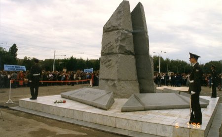 Открытие памятника в 1996 году в г. Ростове-на-Дону