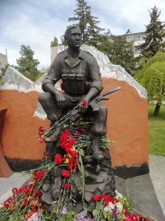 В Азове открыли реконструированный Памятник воинам, участникам боевых действий в Афганистане и Чечне